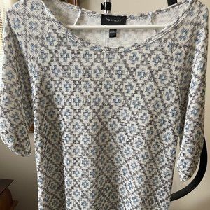 Cute stretchy top with appearance of another shirt inside.